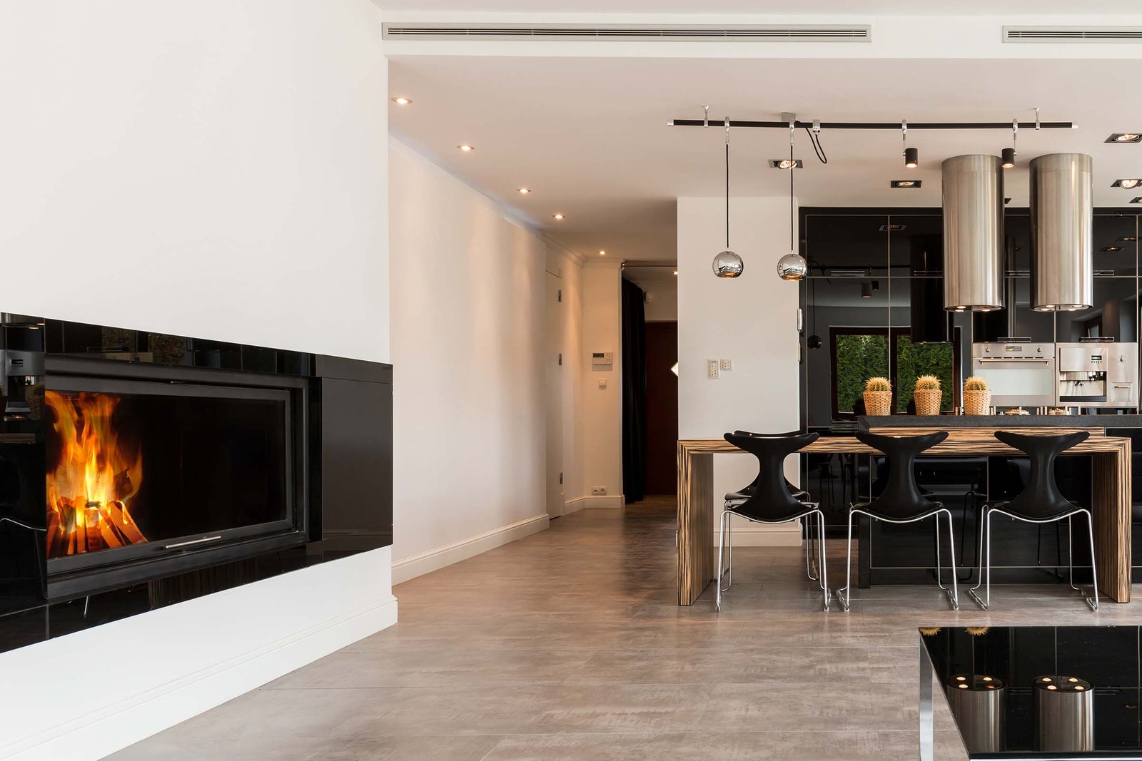 Intérieur lumineux ouvert sur un espace de vie contemporain