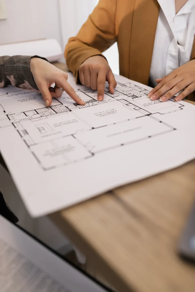 Échange professionnel autour des plans d’un projet d’habitat