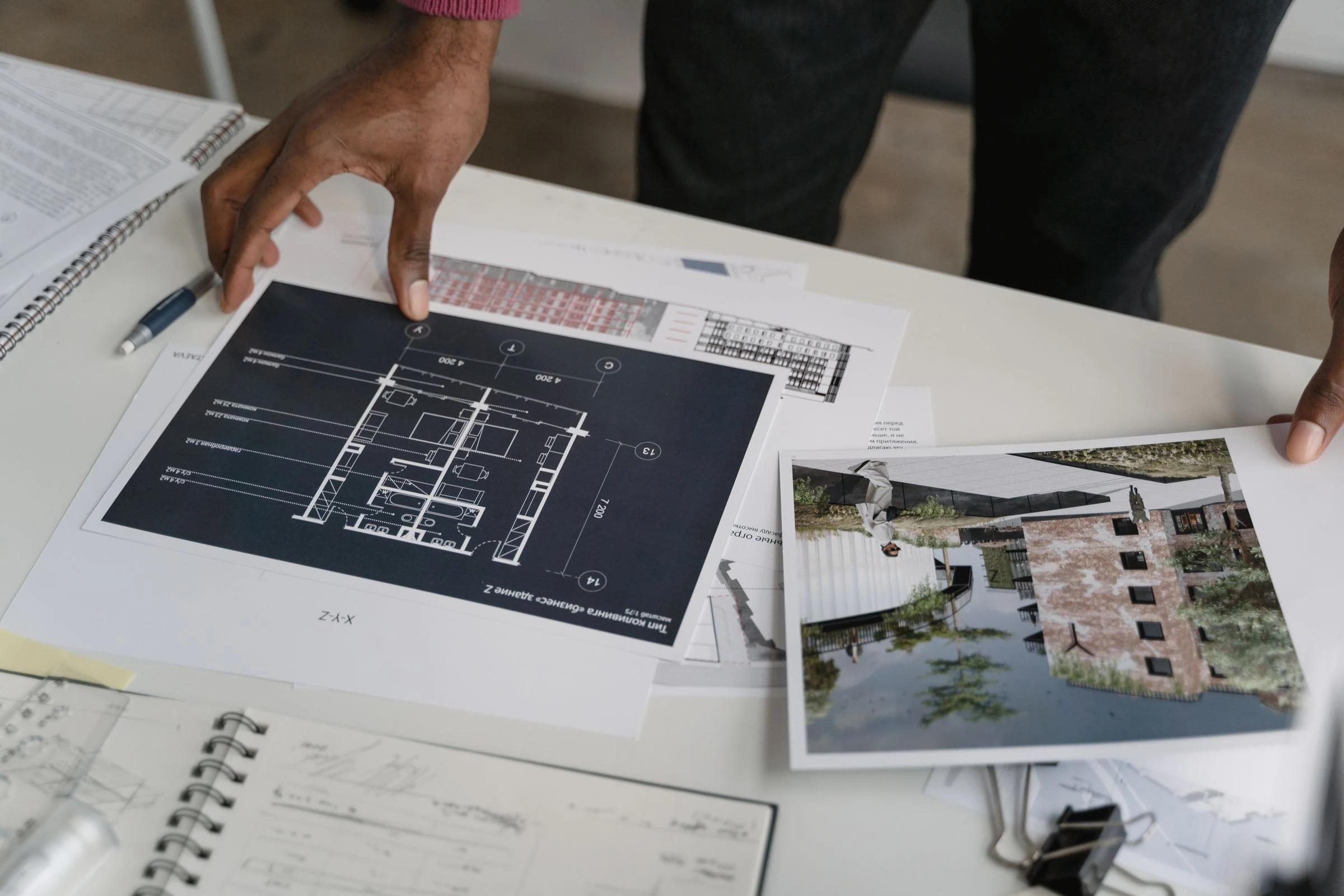 Analyse de plans et de documents techniques sur une table de travail.