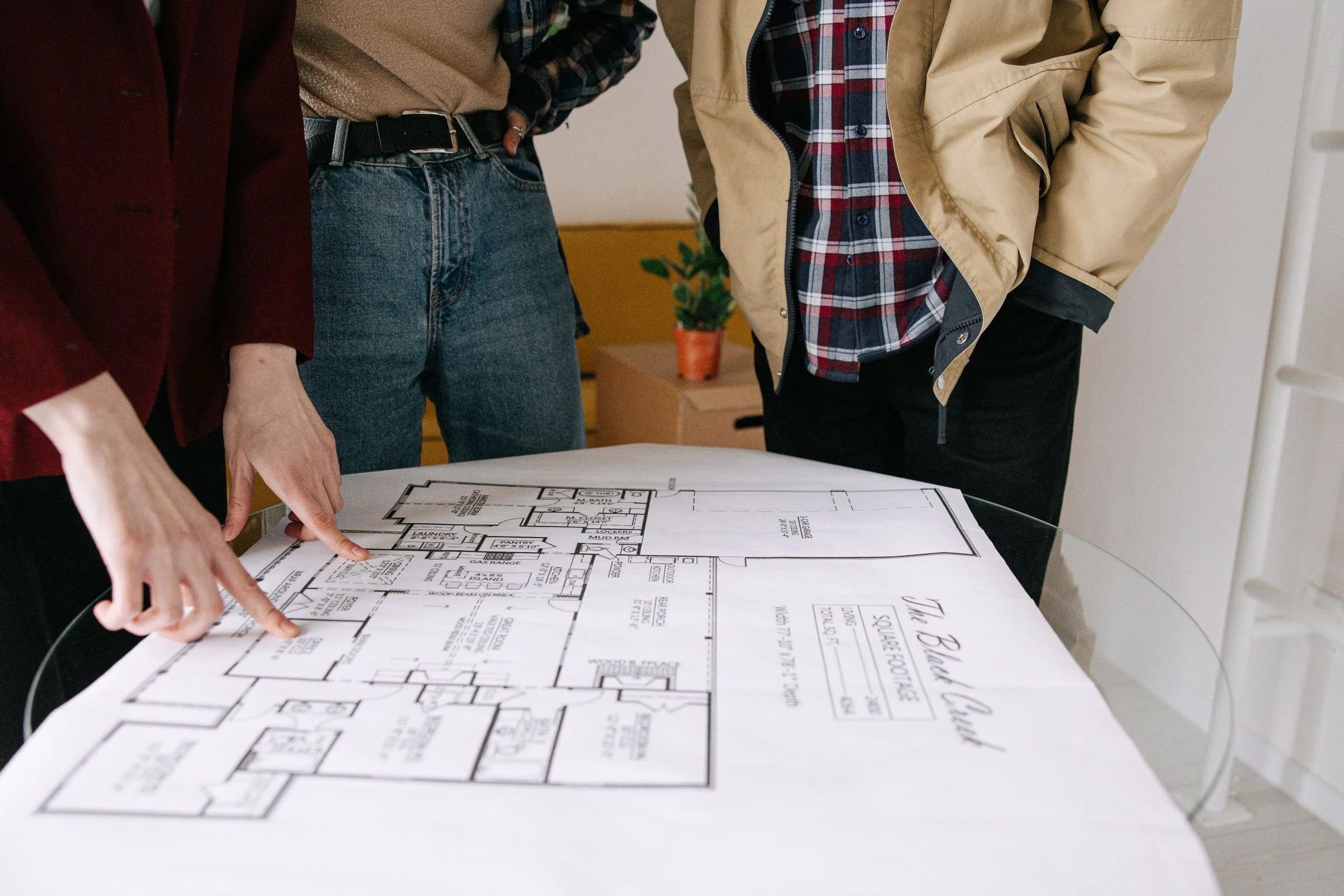 Analyse d’un plan immobilier lors d’un échange sur un projet de travaux