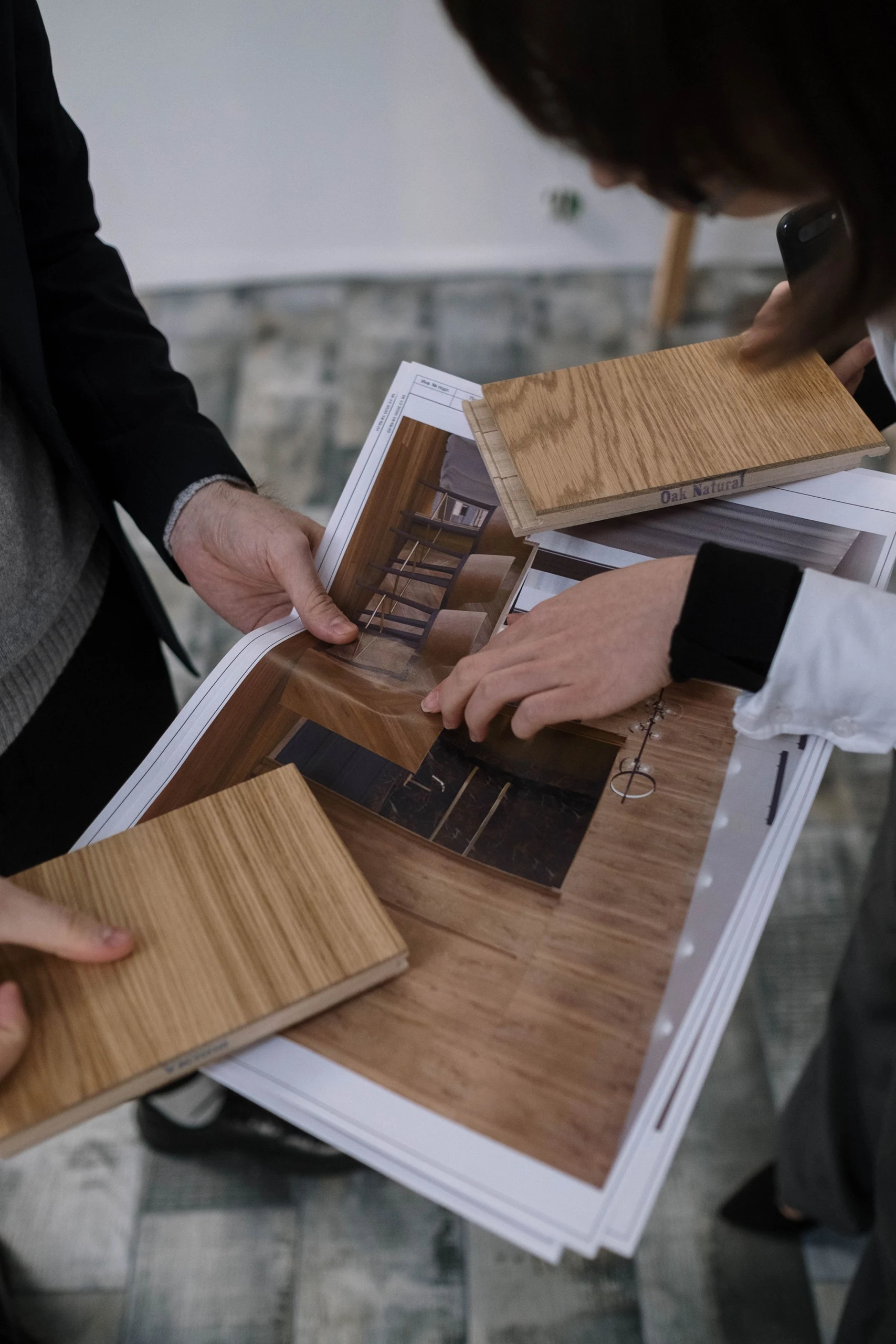 Échange autour d’échantillons de bois et de références d’aménagement pour préciser un projet