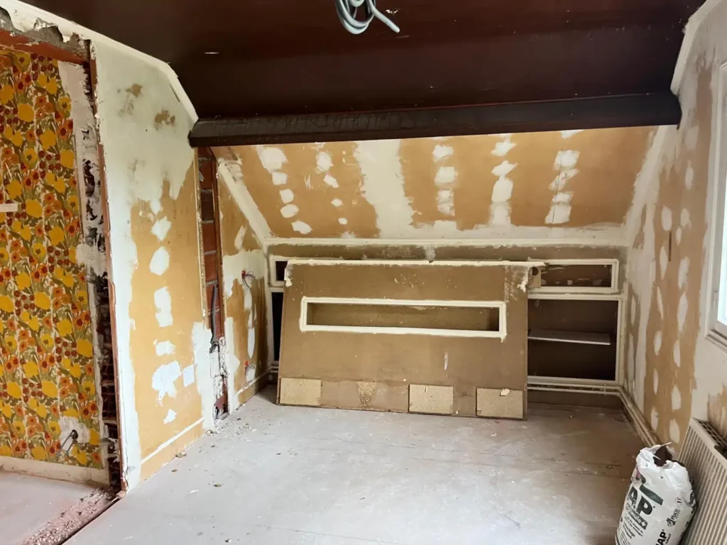 Chambre sous combles en cours de rénovation, plaques de plâtre et niches de rangement avant finitions