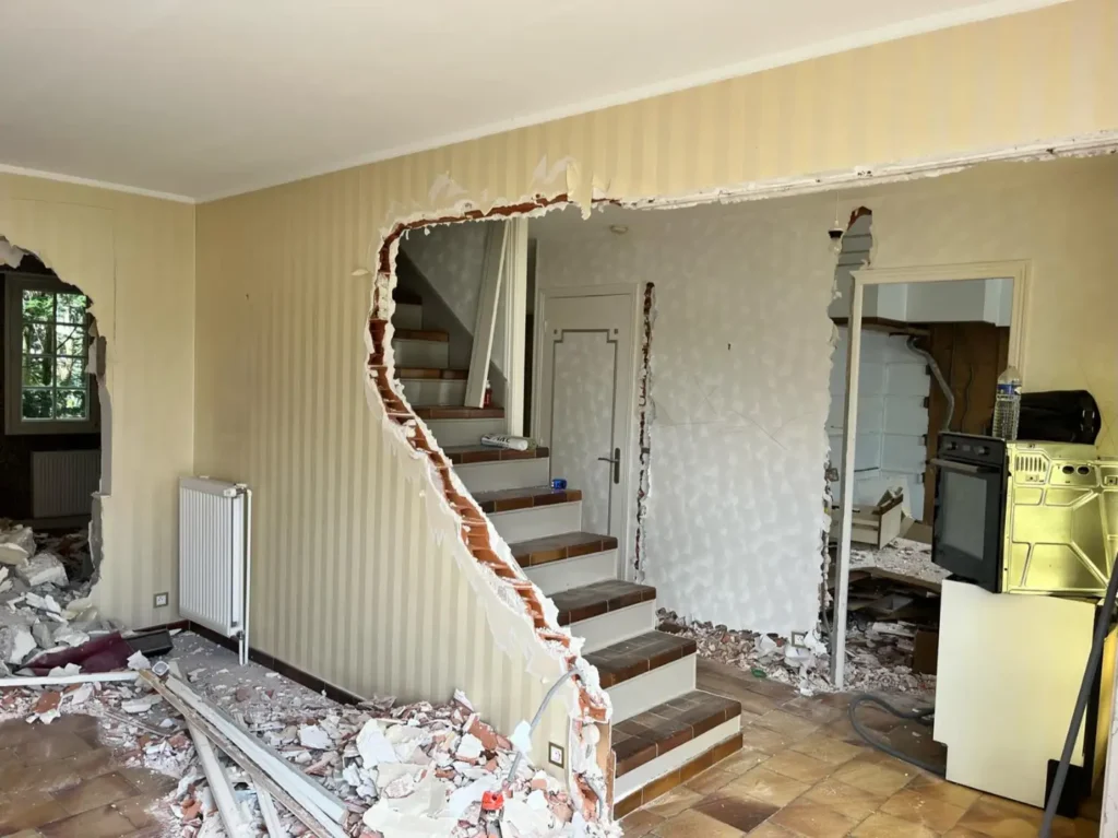 Décloisonnement de l’entrée et ouverture vers l’escalier pendant la rénovation d’une maison des années 1980
