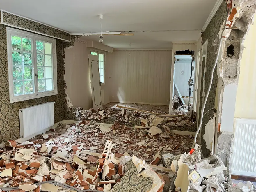 Démolition des cloisons du rez-de-chaussée pendant le chantier de rénovation de la maison