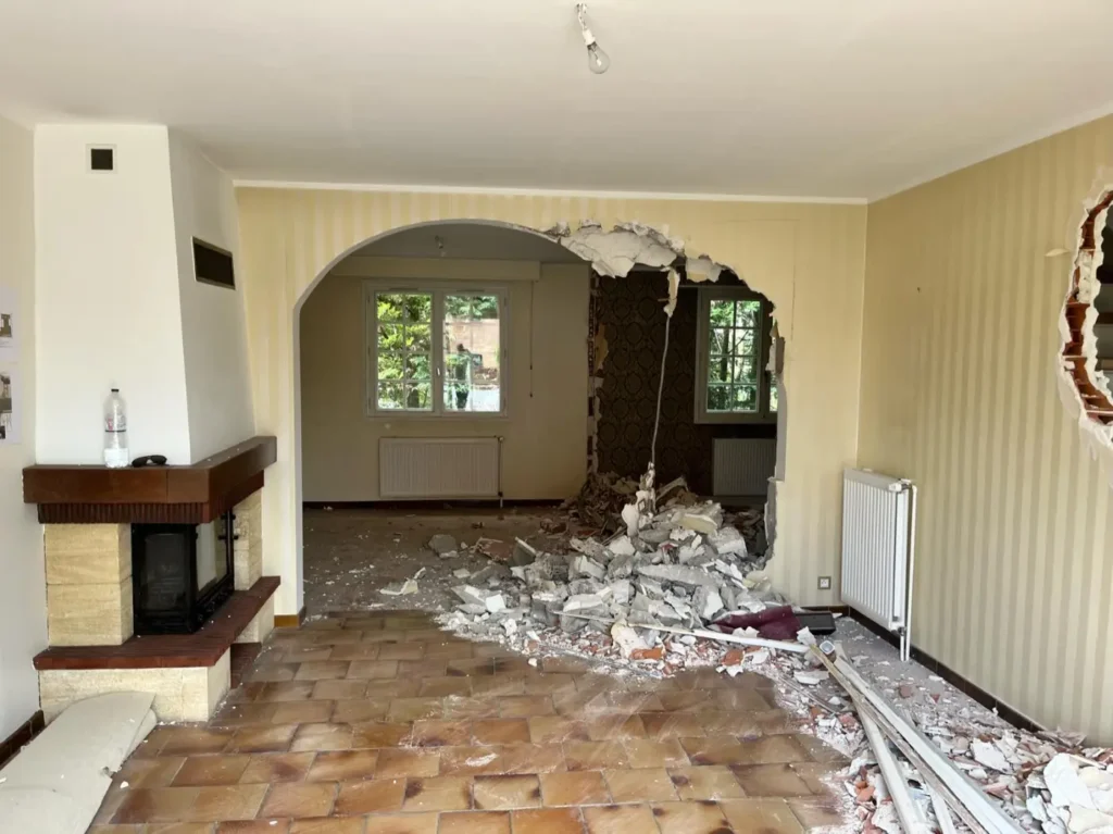 Ouverture d’un mur entre le séjour et la salle à manger pendant le chantier de rénovation de la maison