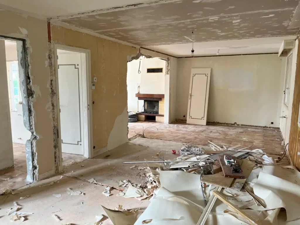 Rez-de-chaussée ouvert après démolition des cloisons, vue vers la cheminée, pendant la rénovation